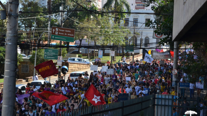 Estudantes e trabalhadores sãocarlenses vão às ruas protestar contra os cortes na educação e contra o “Future-se”