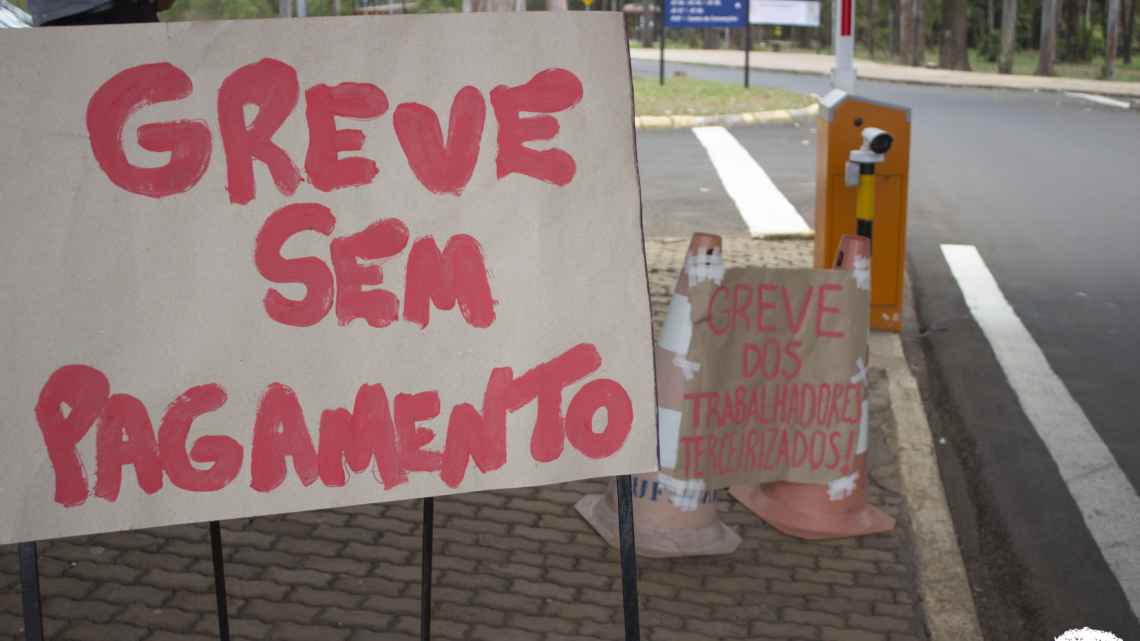 Terceirizados da UFSCar entram em greve após salários atrasarem