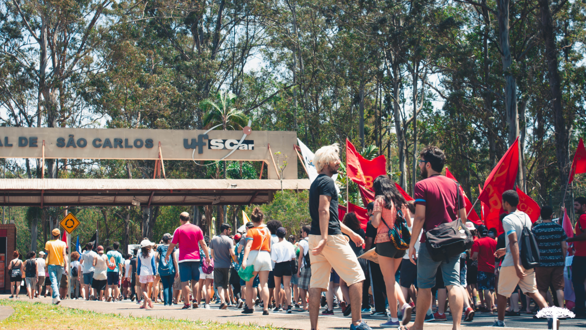 Mobilização pela educação movimenta a cidade e demarca a posição do povo