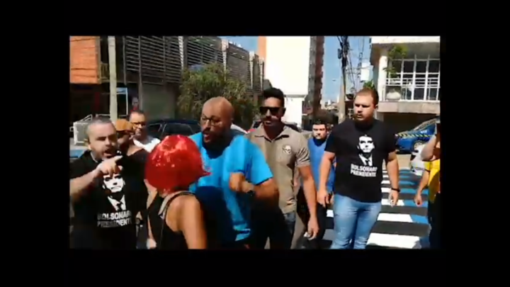 Manifestantes são agredidos por grupo pró-governo chefiado por vereador Leandro Guerreiro