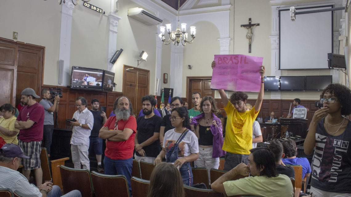 Manifestantes exigem posicionamento dos vereadores e cassação de mandato em caso de agressão recente