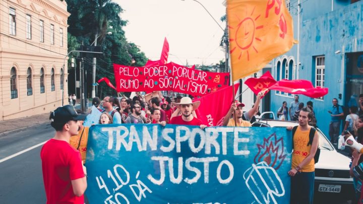 Manifestantes param a Avenida São Carlos contra o aumento da passagem de ônibus