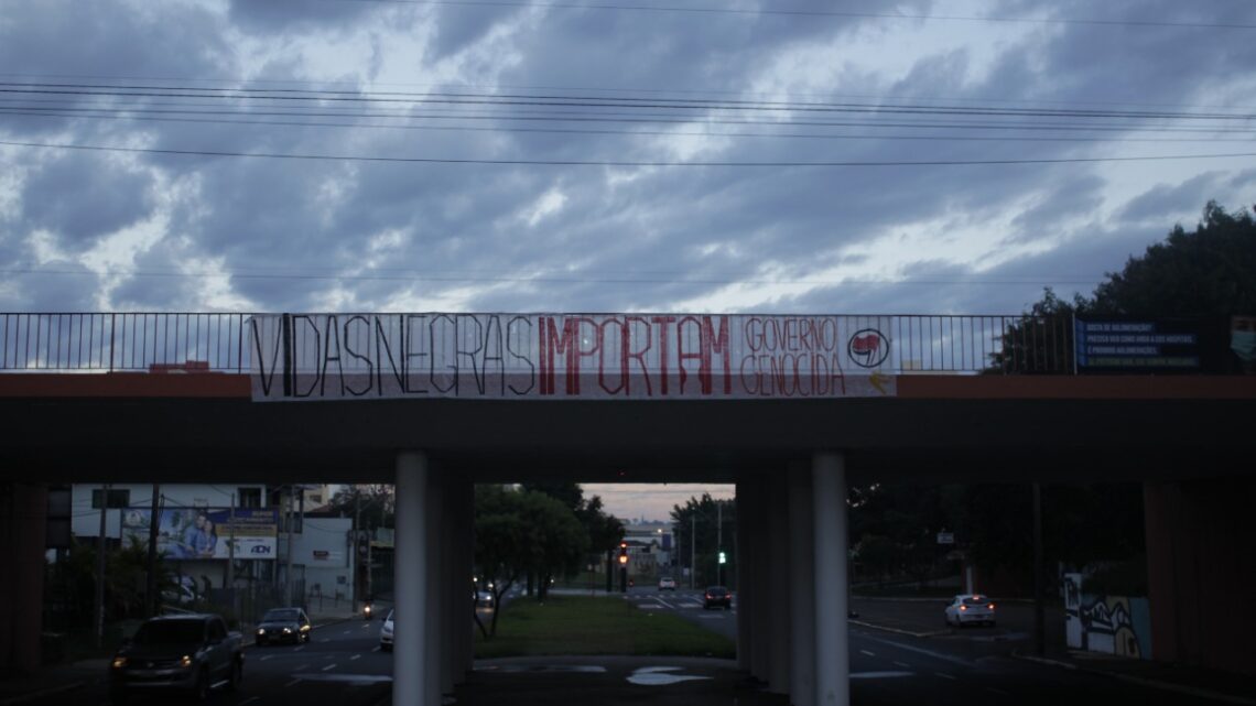 Manifestantes penduram faixa em São Carlos em apoio aos protestos antifascistas