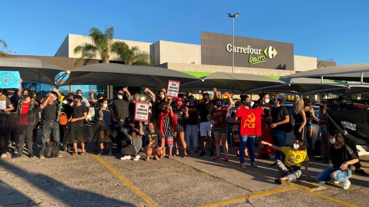 Carrefour de São Carlos é alvo de protesto antirracista após o assassinato de Beto