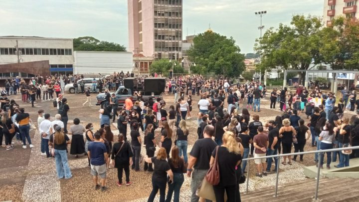 Professores manifestam-se por melhorias no sistema público de ensino de São Carlos