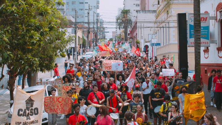 População vai às ruas de São Carlos em defesa da universidade com Lula e Haddad