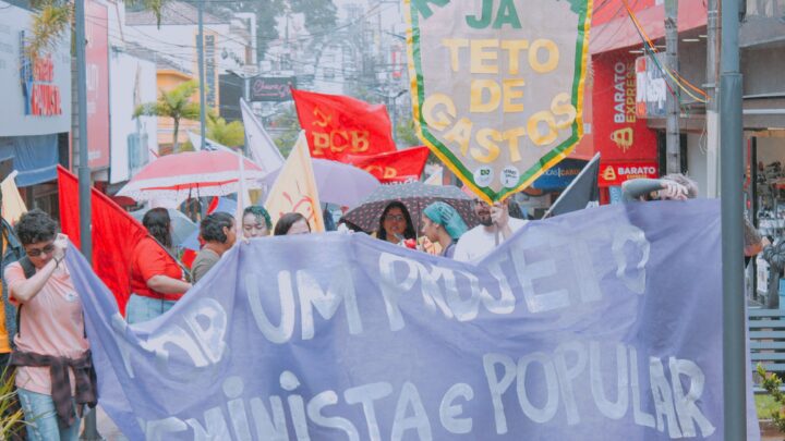 Movimento feminista lidera marcha por igualdade de gênero no Mês Internacional da Mulher