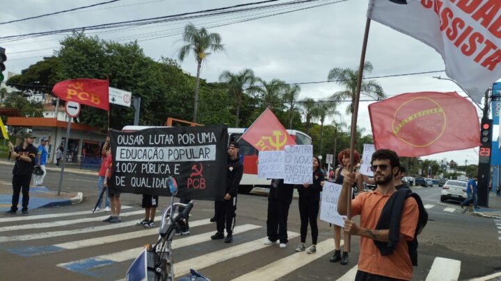 Ato pela revogação do Novo Ensino mobiliza população de São Carlos