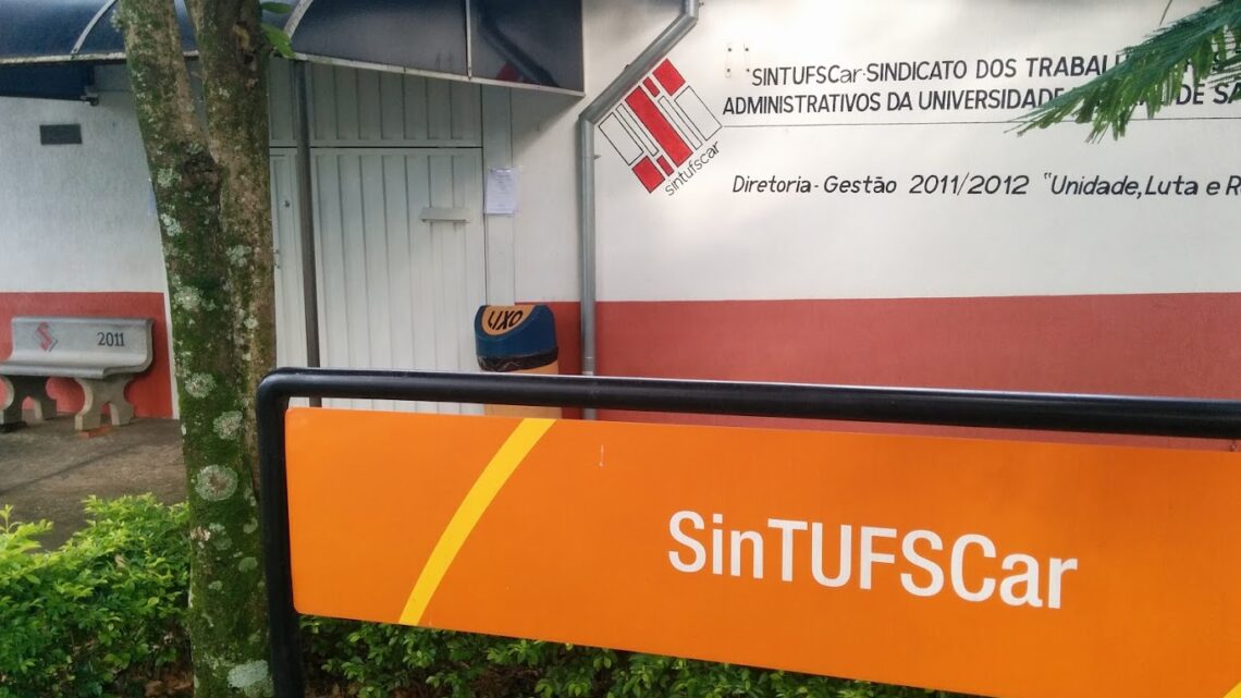 Greve de técnicos-administrativos da UFSCar pede aumento imediato de salários