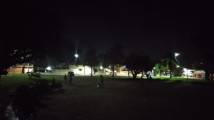 Praça do cemitério segue sem luz, prejudicando atividades