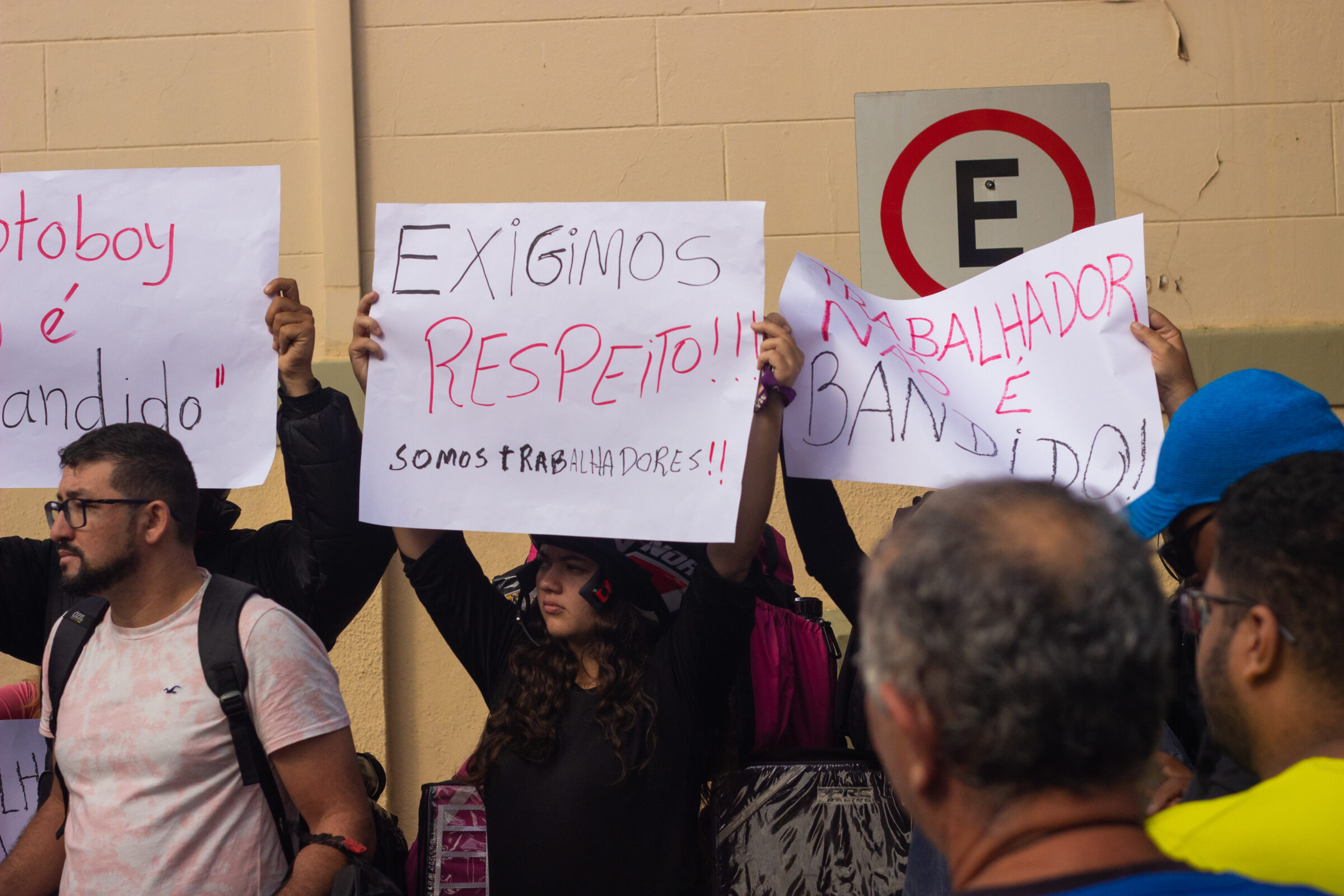 Entregadores protestam em São Carlos contra apreensões e precarização do trabalho